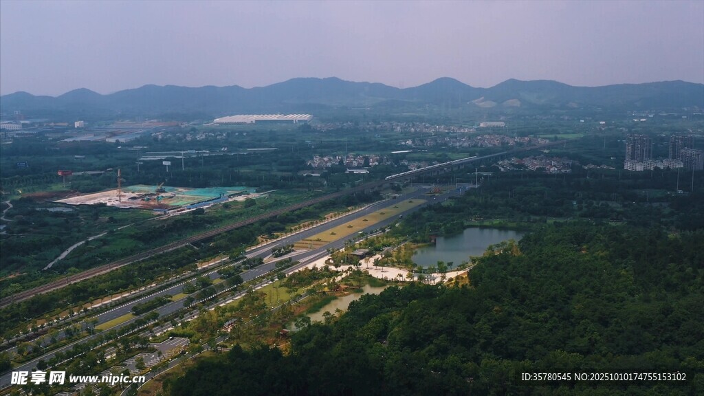 俯瞰自然风光与交通景观