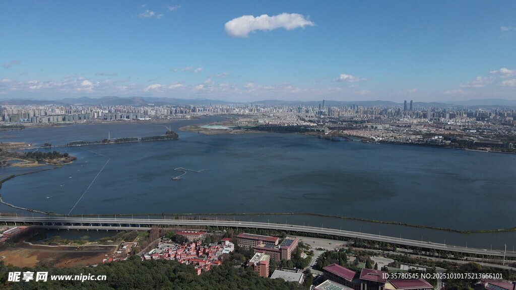 俯瞰城市与宽阔水域景观