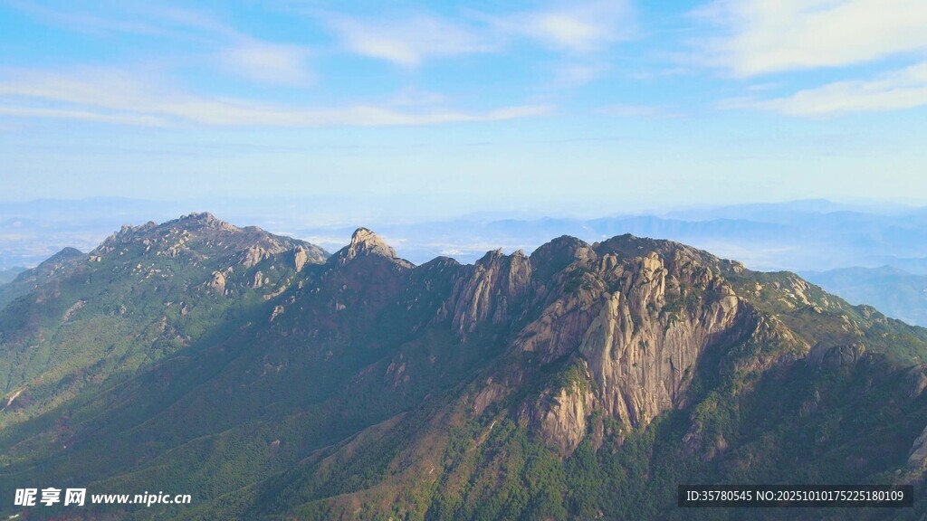 壮丽巍峨的山峰景观