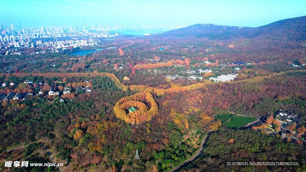 俯瞰山间环形景观