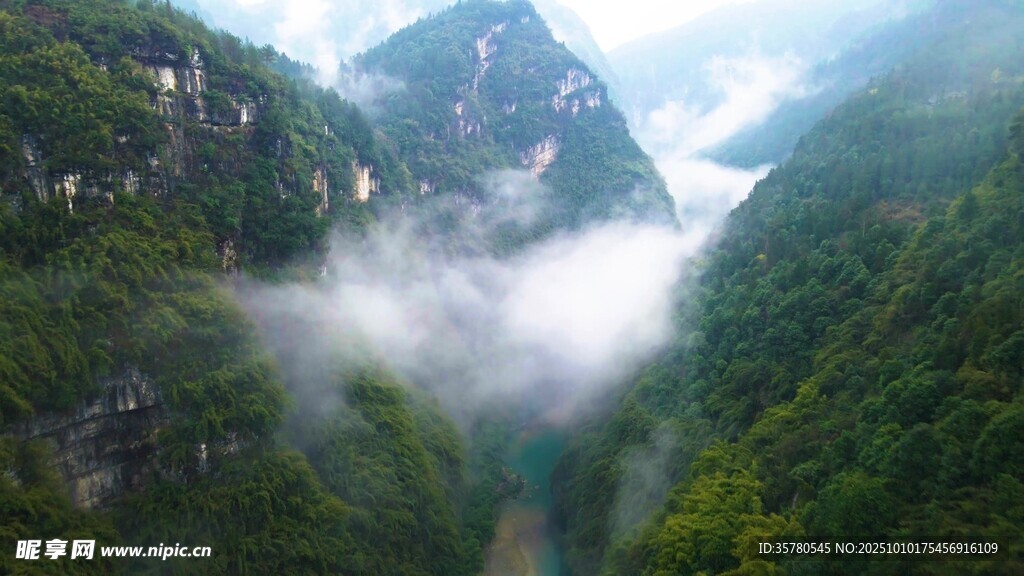 山间云雾缭绕的壮美景色