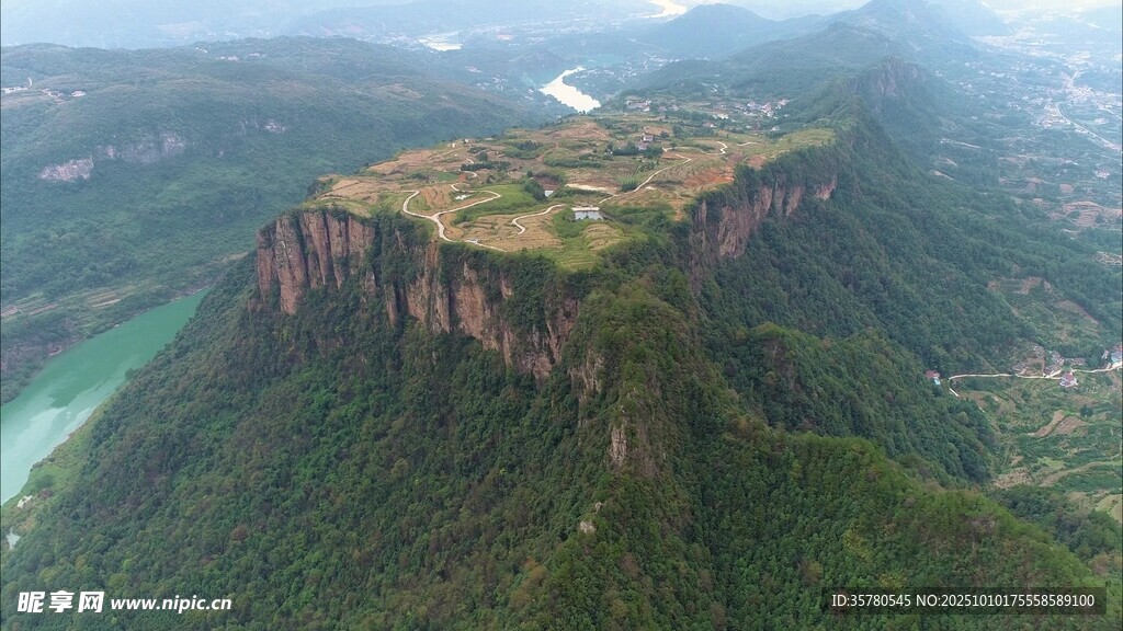 壮丽山景俯瞰图