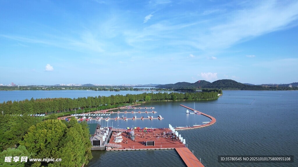 湖畔码头风光