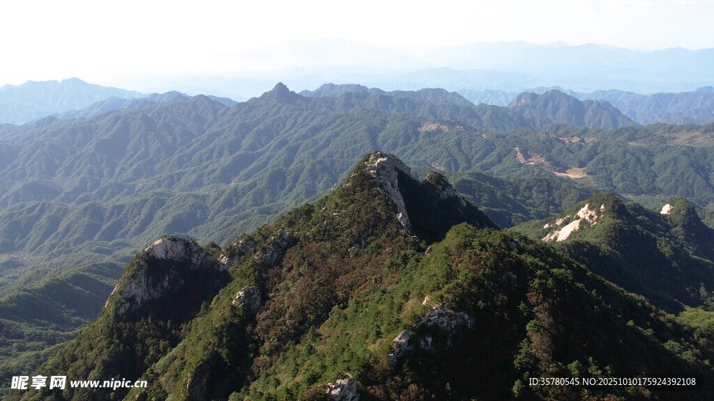 俯瞰巍峨长城雄踞山峦