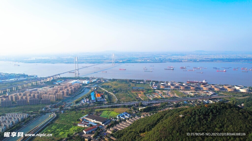 俯瞰城市与水域美丽风光