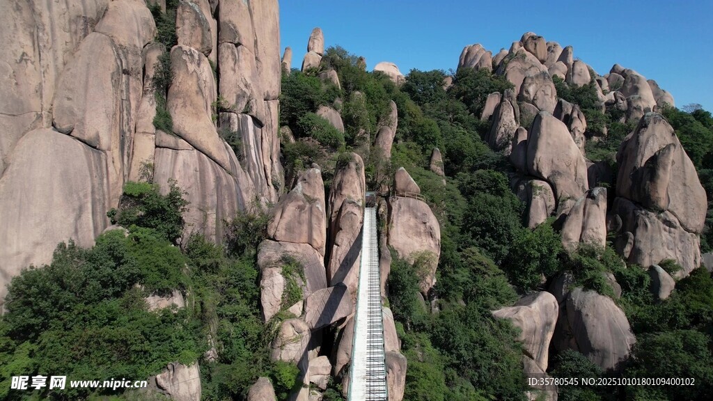壮丽山峰间的悬空栈道