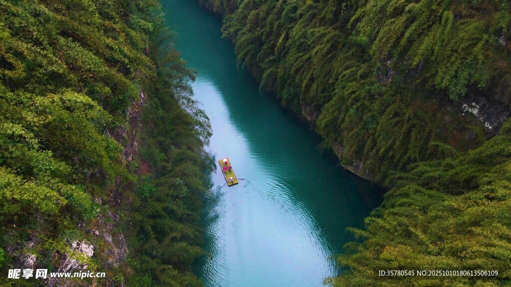 峡谷间的漂流美景