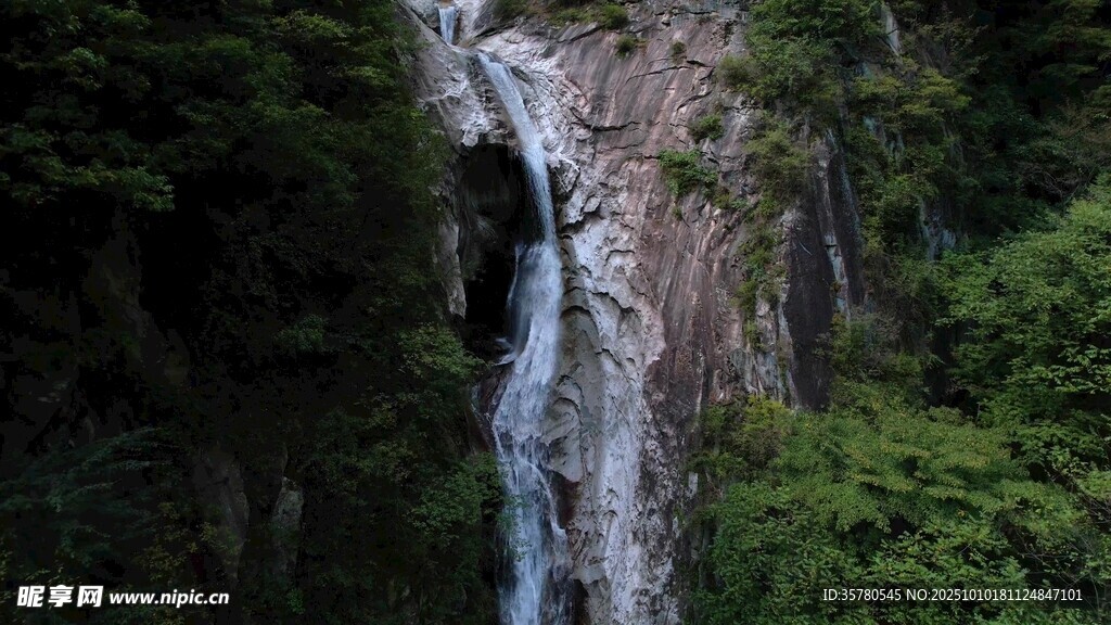 山间瀑布景观