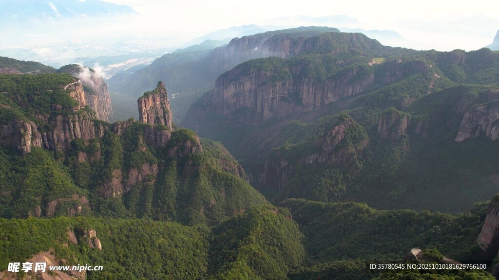 壮丽山峦景观