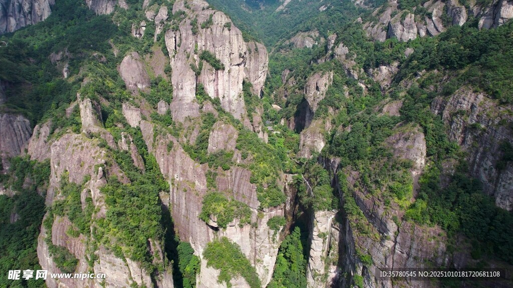 壮丽山景展现自然之美