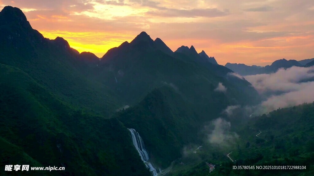 山间日出云海壮丽景观