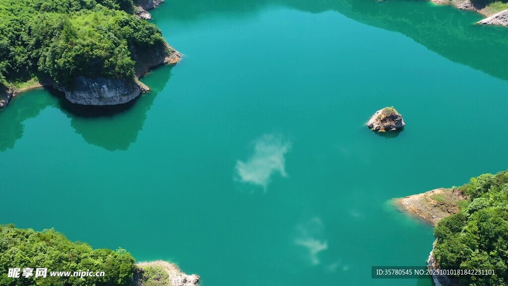 碧绿湖水与葱郁山峦美景