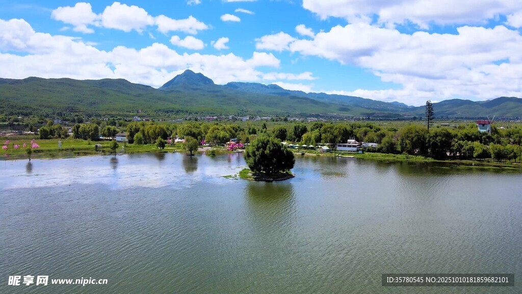 宁静山水间的美丽湖景