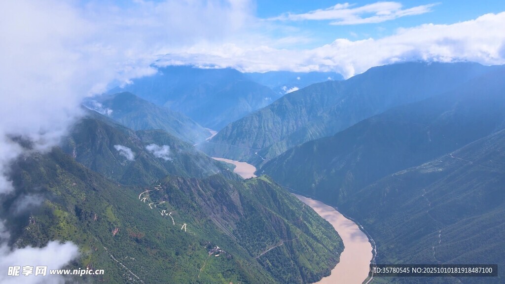 高山峡谷间蜿蜒的河流