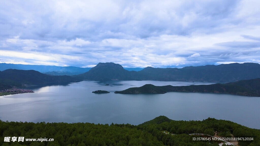 壮丽湖景与远山风光