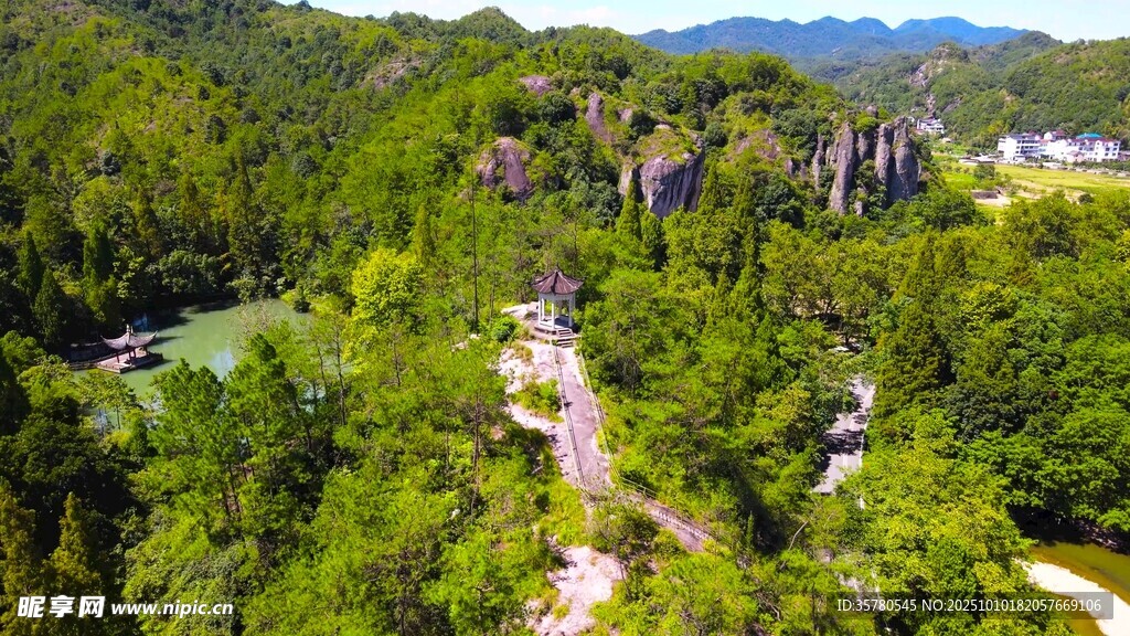 山间翠绿栈道风景如画