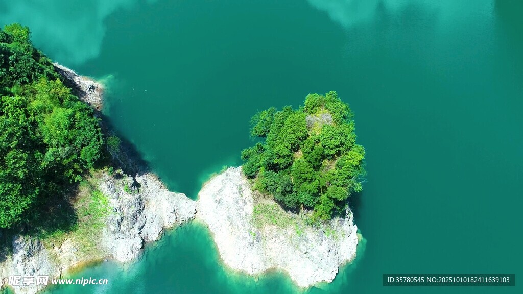 空中俯瞰翠绿岛屿与碧水
