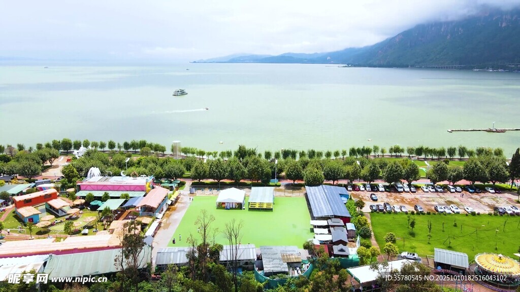 湖畔多彩小镇风光