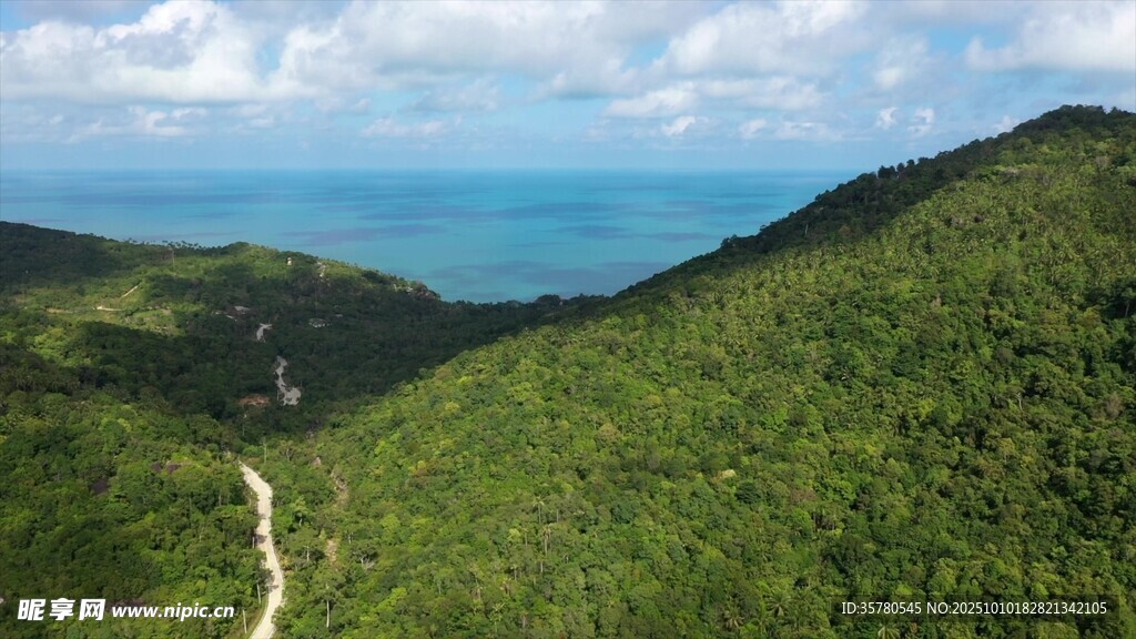 山间绿野通向蔚蓝大海