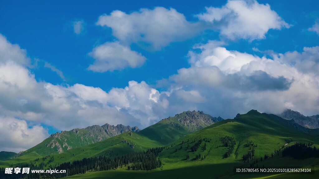 蓝天白云下的翠绿山峦