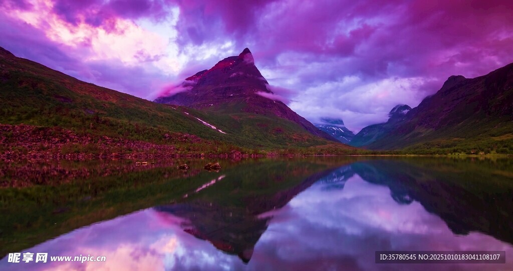 梦幻紫调山水湖景倒影