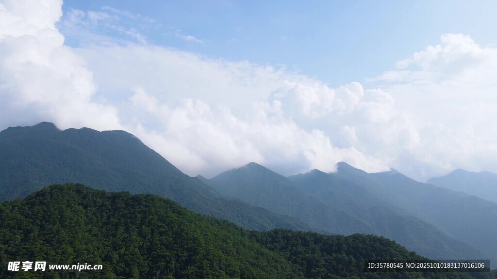 青山云海间的秀丽山景