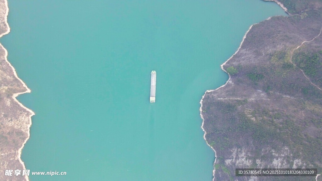 高空俯瞰峡谷间的水面船只