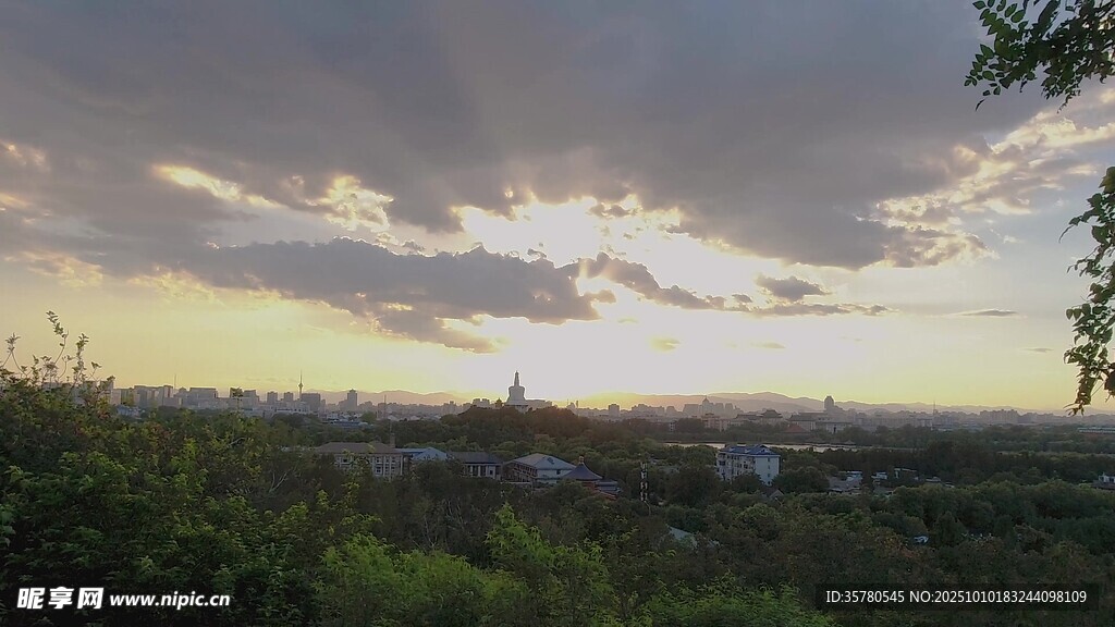 黄昏下的城市天际线景观