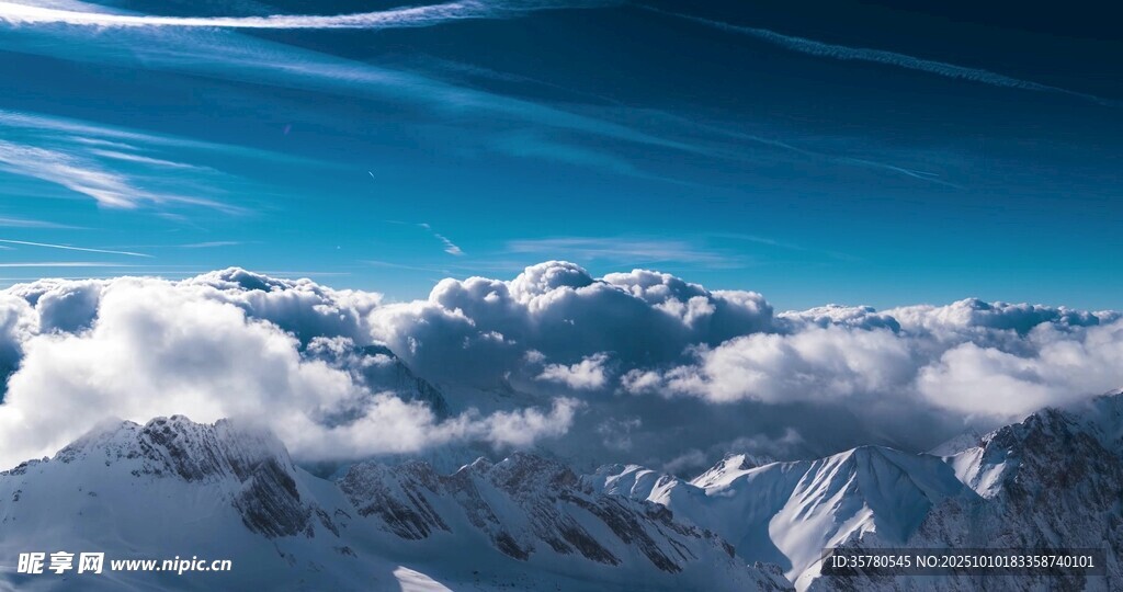 高空俯瞰壮丽雪山云海