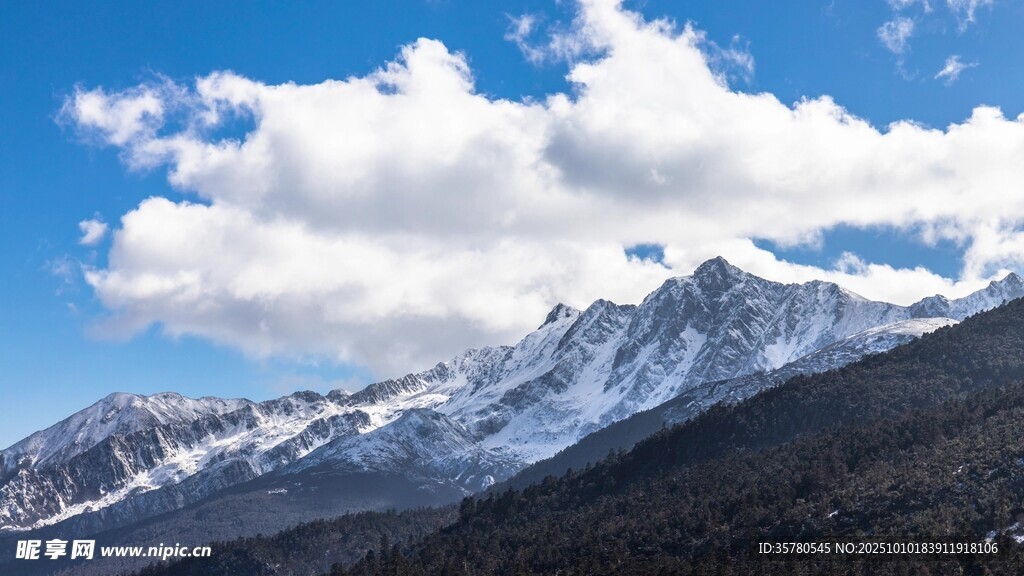 雪山蓝天美景