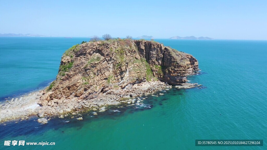 海中孤岩景观