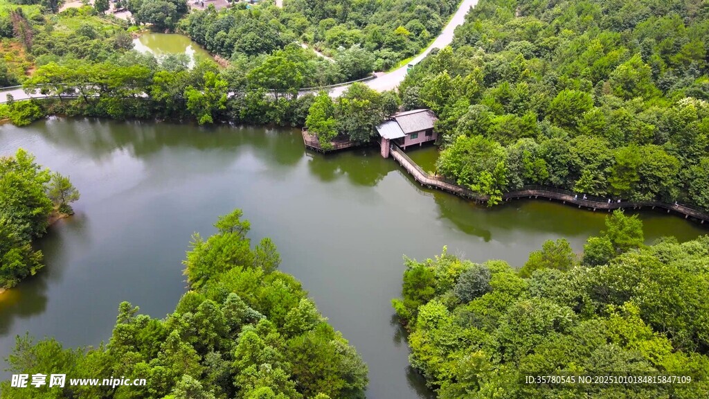 湖光山色中的林间小屋