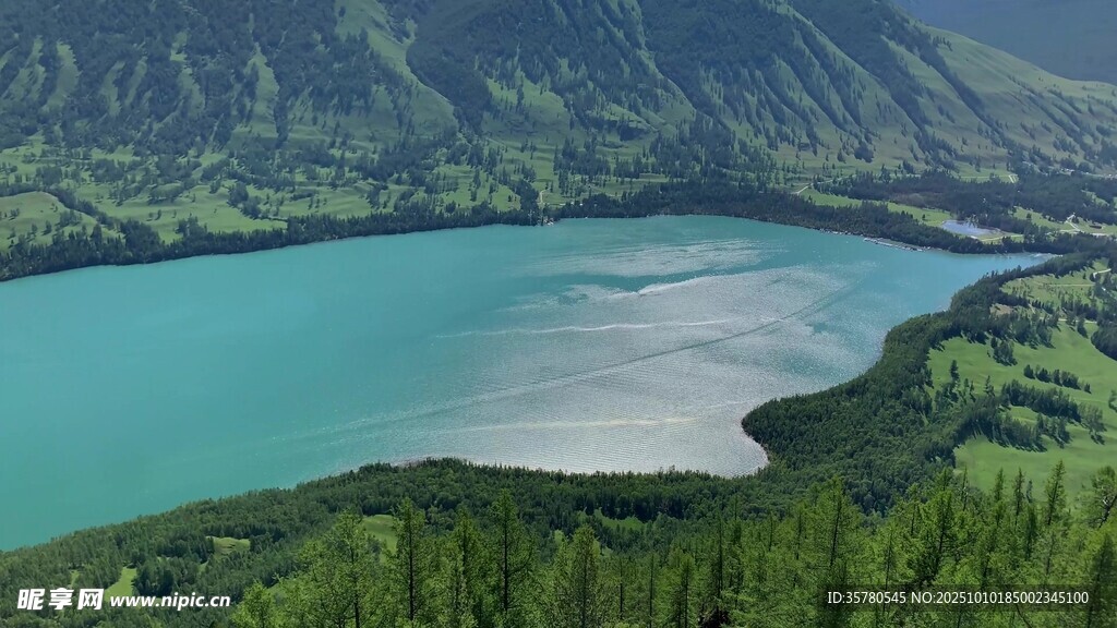 美丽湖景与青山环绕