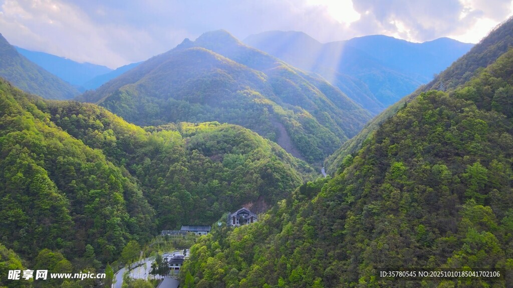 青山绿水间的壮美山谷