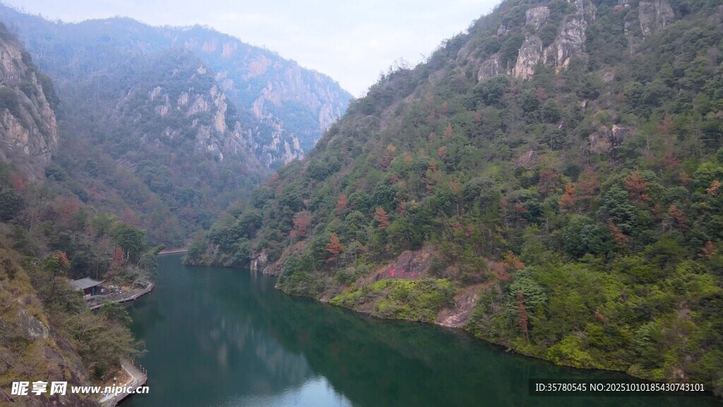 壮丽峡谷中的碧绿河水