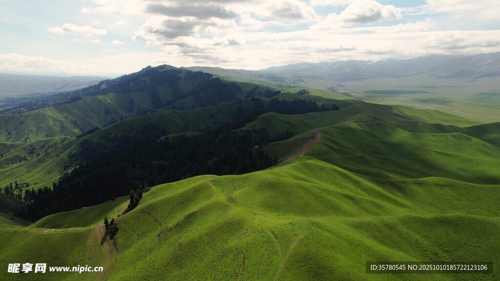 空中俯瞰翠绿连绵山峦