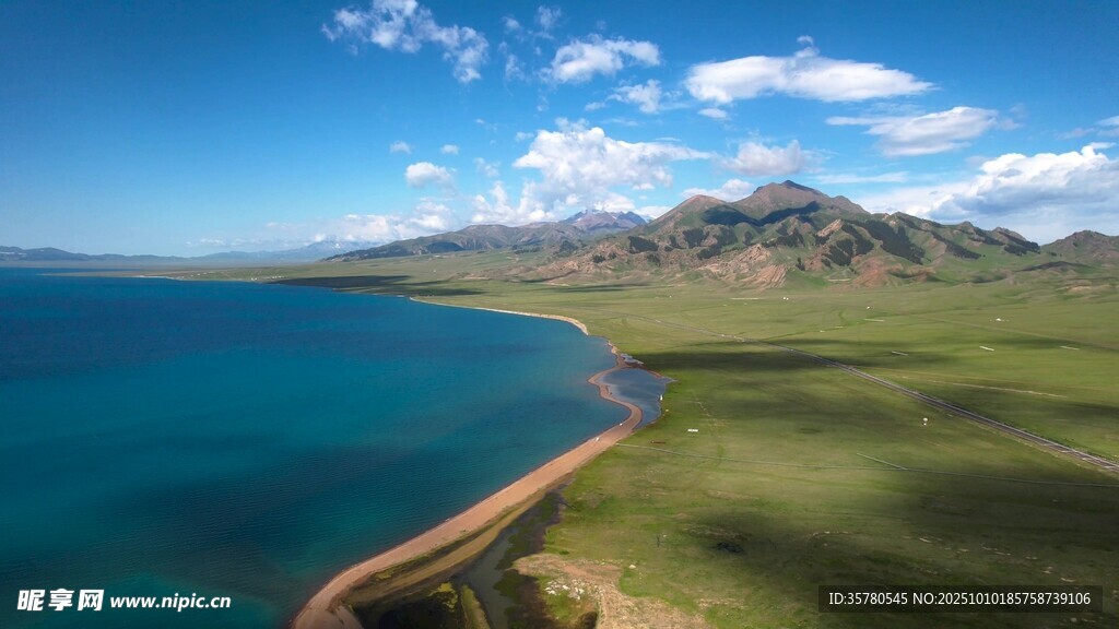 湖畔草原美景