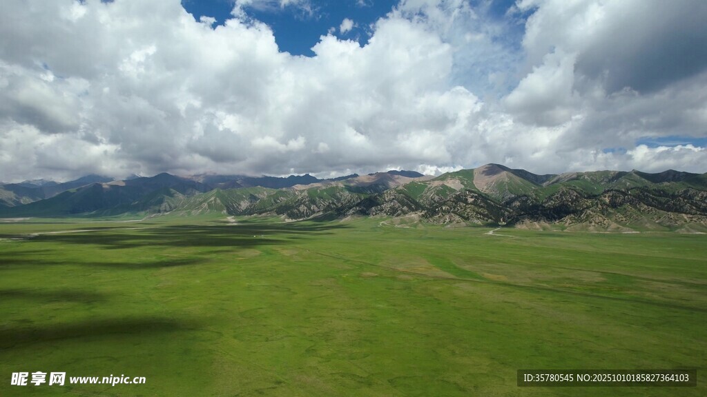 广袤草原与远处山峦风景