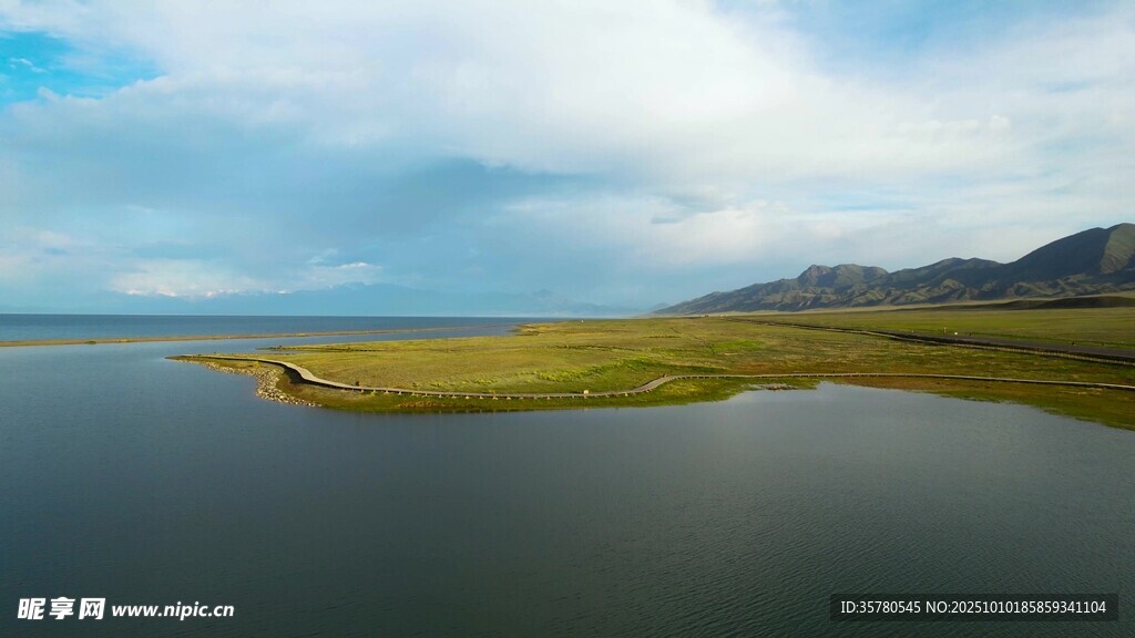 宁静湖景与远方山峦