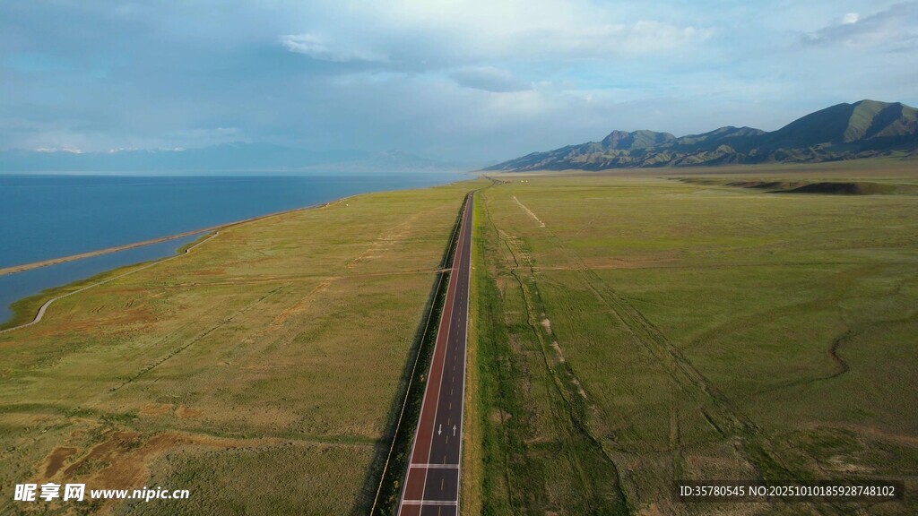 海边延伸的铁轨风景