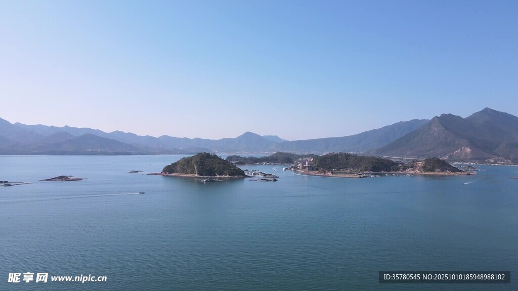 宁静湖景中的孤立小岛
