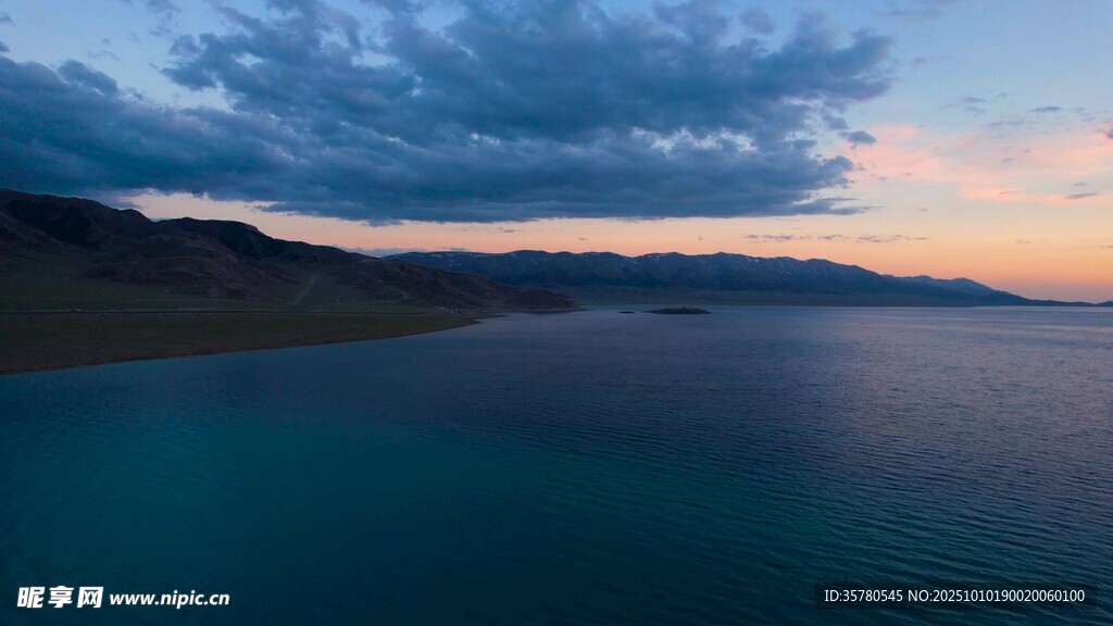 黄昏下的宁静湖水美景