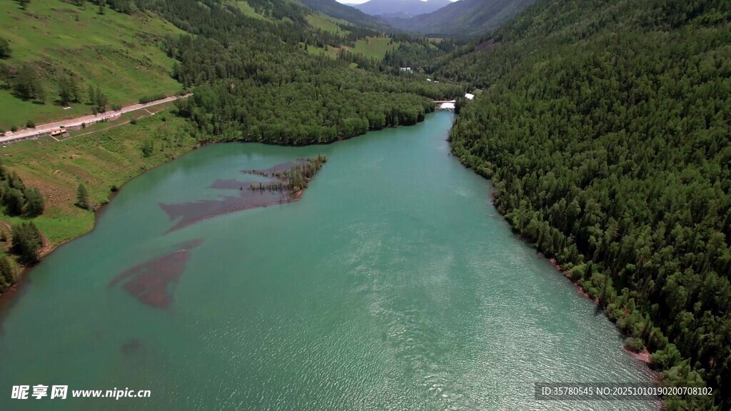 青山环抱的碧绿河流