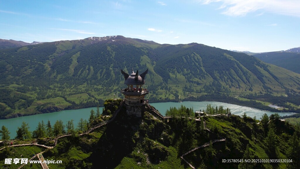 山间湖畔的古建筑风光