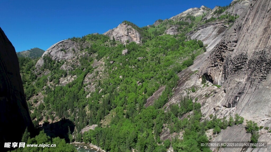 青山翠谷间的壮美山景