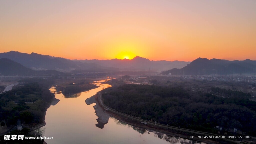 夕阳下蜿蜒河流美景