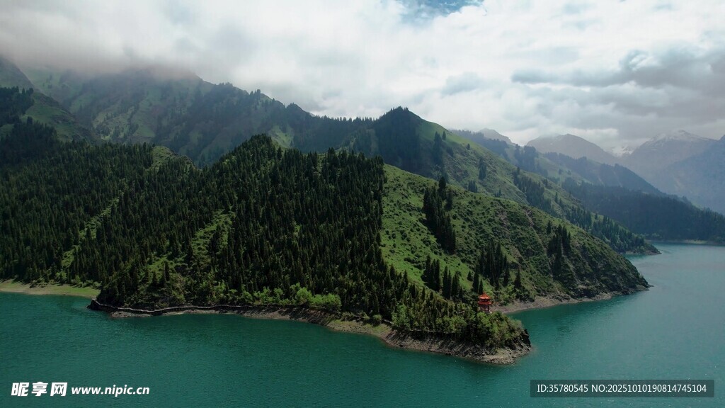 青山环抱的碧绿湖泊