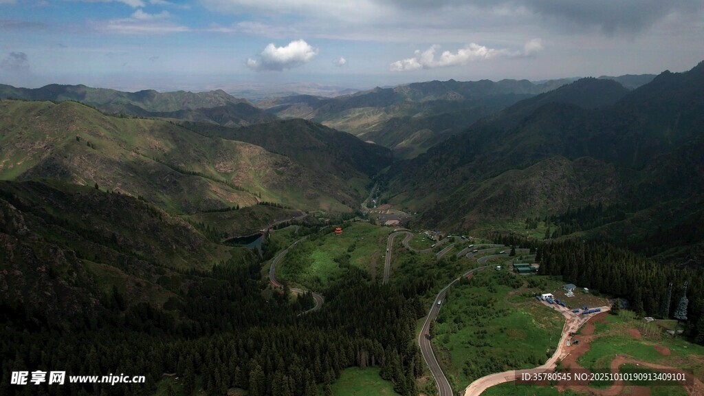 山间美景俯瞰图
