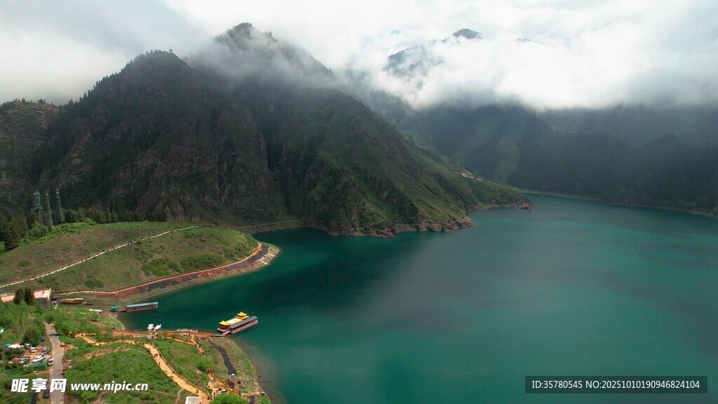 高山环绕的碧绿湖泊