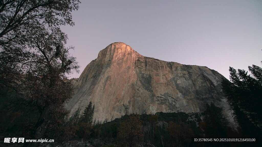 夕阳下的巍峨山峰